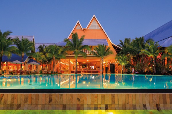 Beachcomber Hotels & Resorts; Mauritius; Île Maurice; Le Victoria Hotel; 4+_star; Travel; Voyage; Tourism; Tourisme; Holiday; Vacation; Congé; Vacances; All-inclusive; Sunset; coucher de soleil; Poolside; Bord de la piscine; Pool; Piscine; Service;